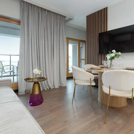 Prestige Elegant In With Sauna, Gym And Parking By Renters Apartment *