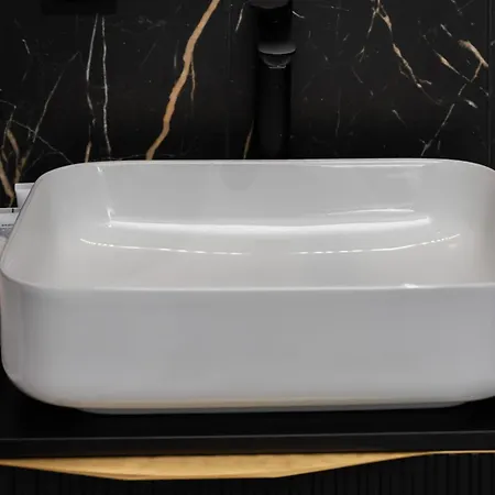 Prestige Elegant In With Sauna, Gym And Parking By Renters Apartment *