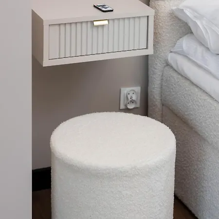 Prestige Elegant In With Sauna, Gym And Parking By Renters Apartment