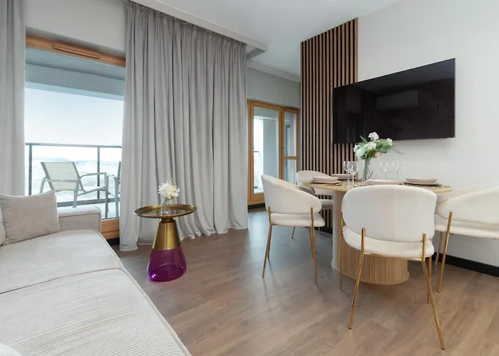 Prestige Elegant In With Sauna, Gym And Parking By Renters Apartment *