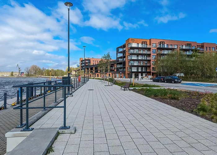 Prestige Elegant In With Sauna, Gym And Parking By Renters Apartment *